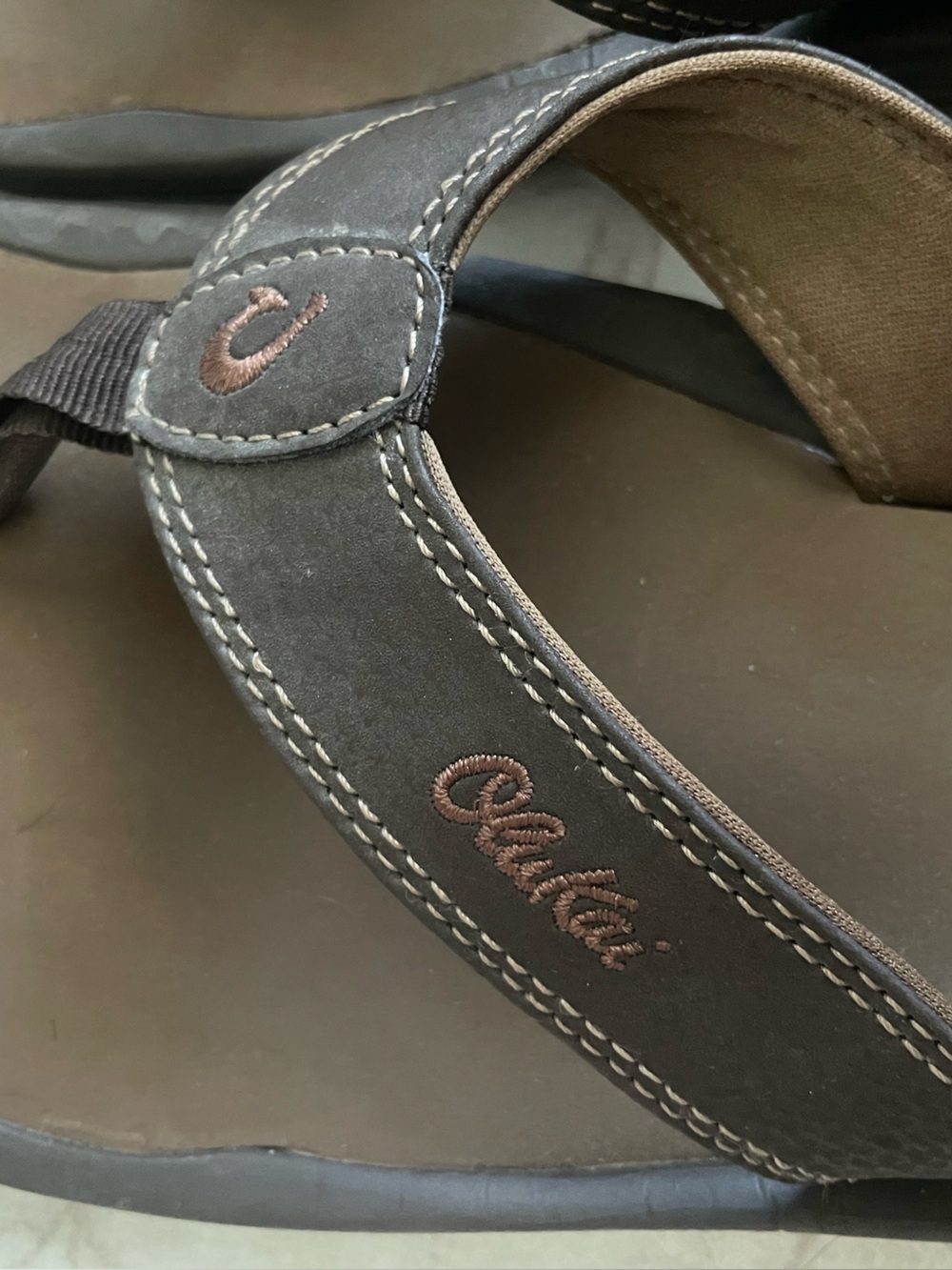 Olukai Ohana Men’s Leather Flip Flops - Picture 2 of 6